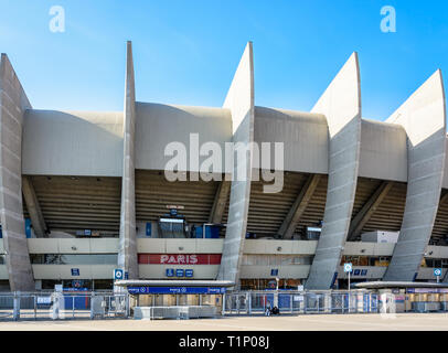 Paris, Frankreich, 21. März 2019: Das Tor ein, das den Zugriff auf die 'Paris' Tribüne im Parc des Princes Stadium, das 1972 gebaut wurde und das Heimstadion von P Stockfoto