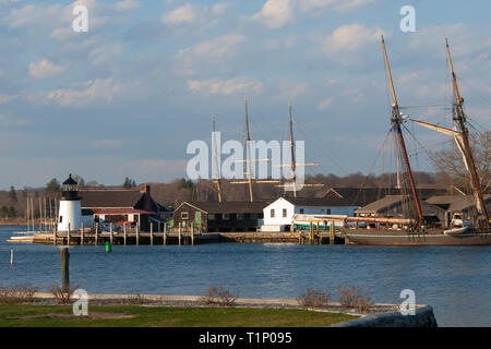 Mystic Seaport ist ein Nachbau eines Dorfes aus dem 18. Jahrhundert auf der Connecticut Seeküste, mit Walfang Schiffe und ein Leuchtturm. Stockfoto