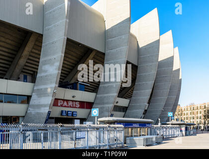 Paris, Frankreich, 21. März 2019: Das Tor ein, das den Zugriff auf die 'Paris' Tribüne im Parc des Princes Stadium, das 1972 gebaut wurde und das Heimstadion von P Stockfoto