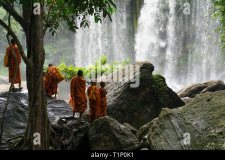 Eine Gruppe Junge buddhistische Mönche, die in der Fleischwurst Wasserfälle in der Nähe von Siem Reap in Kambodscha Stockfoto