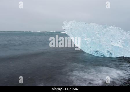 Eisberge im Diamond Beach, Jokulsarlon ist. Der blaue ist von der reinen Druckluft Eis der Gletscher Stockfoto