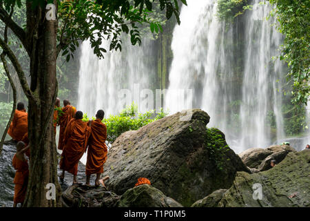 Gruppe Junge buddhistische Mönche genießt die Aussicht von Kulen Wasserfall in Kambodscha Stockfoto