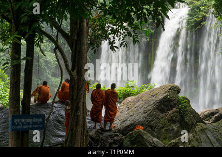 Buddihst Mönche des Kulen Wasserfall in der Nähe von Siem Reap in Kambodscha Stockfoto