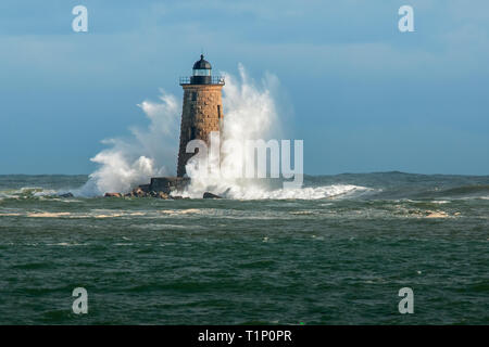 Riesige Wellen surround Whaleback Leuchtturm, in der südlichen Maine New England im Winter nach einem Schneesturm Pässe durch die ungewöhnlich hohen Gezeiten. Stockfoto