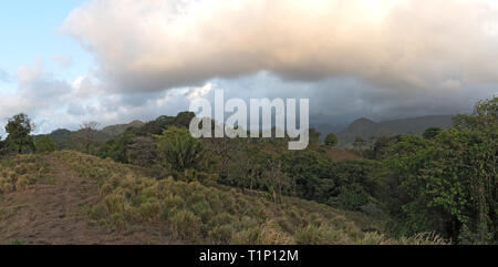 Wolken über dem Regenwald in Portobelo in Panama Stockfoto