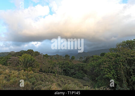 Wolken über dem Regenwald in Portobelo in Panama Stockfoto