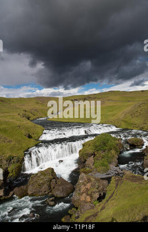 Sehr schöne Isländische Wasserfall. Es wird im Norden der Insel. Stockfoto