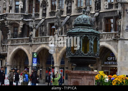 Alte Lampe auf eine Spalte vor dem Rathaus in München Stockfoto