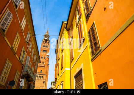 Blick auf die berühmten torrazzo Glockenturm mit historischen Architekturen in Cremona, Italien an einem sonnigen Tag. Stockfoto