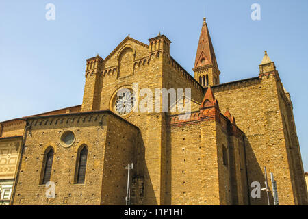 Blick auf den Glockenturm der Kirche Santa Croce in Florenz, Italien, an einem sonnigen Tag. Stockfoto