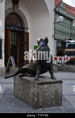 Statue von einem Eber vor der Natural Science Museum in München. Stockfoto