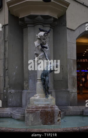 Brunnen in München mit Tauben auf. Stockfoto