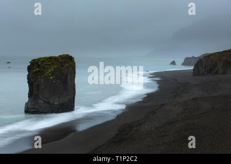 Große Felsen am schwarzen Strand, Island Stockfoto