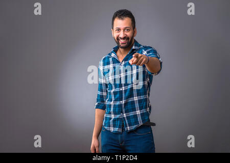 Eine junge schwarze Mann und lächelnd, während in der Kamera Stockfoto