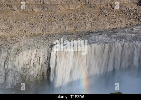 Dettifoss - der größte Wasserfall Europas in Bezug auf den Umfang der Entlastung. Eine jokulsa Jokulsargljufur Fjollum Fluss im Nationalpark. Island. Stockfoto