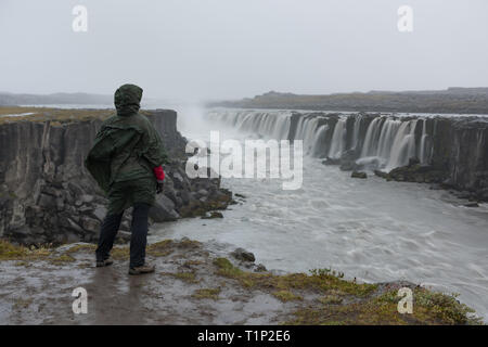 Schöne touristische in der herrlichen Wasserfall in Island posing Stockfoto