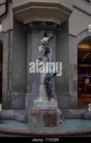 Brunnen in München mit Tauben auf. Stockfoto