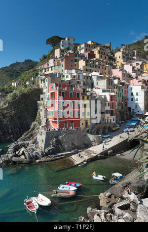 Riomaggiore Dorf auf Klippe Felsen und Meer bei Sonnenuntergang, Seelandschaft in Cinque Terre Nationalpark Cinque Terre, Ligurien Italien Europa. Stockfoto