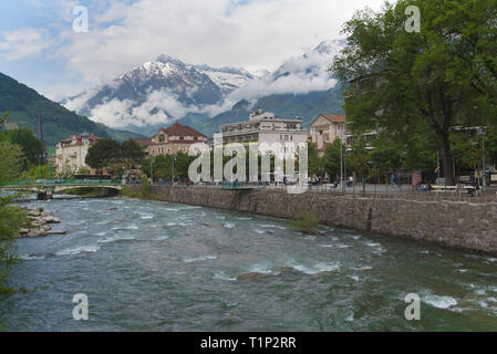 Die schönste Promenade in Meran ist jedoch der Tappeiner Weg. Auf dem Weg werden Sie die typischen Südtiroler historischen Bauen bewundern. Stockfoto