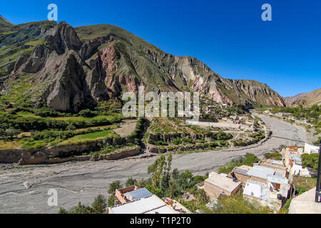 Querformat aus einem kleinen Dorf von Iruya, Argentinien, Südamerika an einem sonnigen Tag. Stockfoto