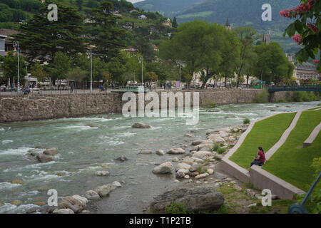 Die schönste Promenade in Meran ist jedoch der Tappeiner Weg. Auf dem Weg werden Sie die typischen Südtiroler historischen Bauen bewundern. Stockfoto