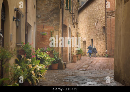 Paar verwinkelten Gassen an einem regnerischen Frühlingstag in einem kleinen magischen Dorf Pienza, Toskana. Stockfoto