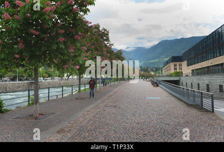 Meran, eine wunderschöne Stadt in der alpinen Bergwelt Südtirols. Blick auf die Stadt und den Fluss. Stockfoto