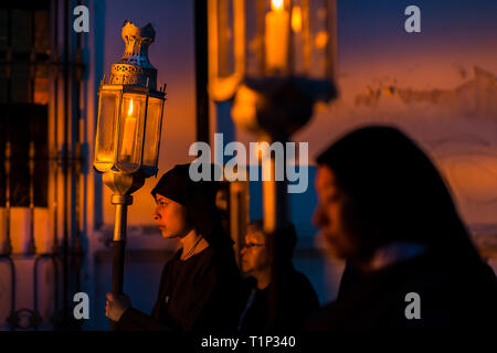 Katholische Nonnen, die Prozession Lampen, Spaziergang in der Heiligen Woche Bußprozession in Atlixco, Mexiko. Stockfoto