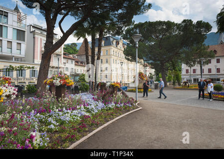 Meran, eine wunderschöne Stadt in der alpinen Bergwelt Südtirols. Blick auf die Stadt und den Fluss. Stockfoto