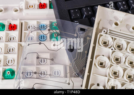 Alte computer Tastaturen. Kunststoff Recycling von Abfällen. Gedruckte flex-Membran. Drucktasten. Zerlegt PC teile Flor. Gummihaube Switches, PCB, Schlüssel. Stockfoto