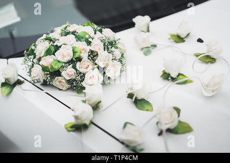 Hochzeit Auto mit schönen, luxuriösen Blumen dekoriert Stockfoto