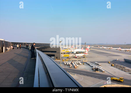 Wien Wien Flughafen, Besucher Terrasse, plainspotter Stockfoto