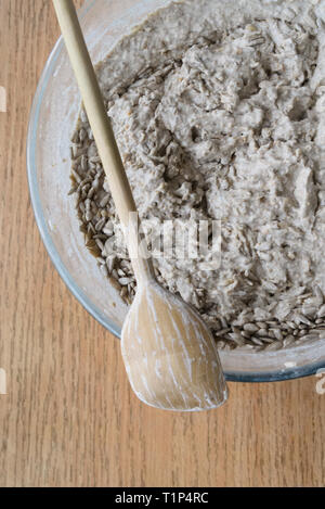 Sauerteigbrot Teig roh mit Sonnenblume - Samen in ein Glas Schale auf der Küche. Selektive konzentrieren. Stockfoto