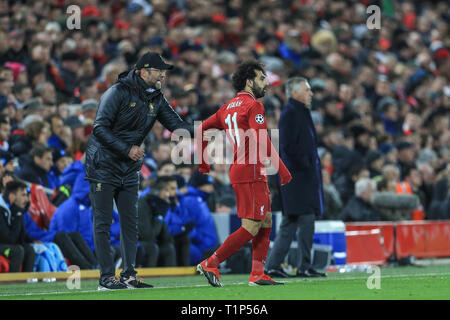 11. Dezember 2018, Liverpool, Liverpool, England, UEFA Champions League, Liverpool v Napoli; Jürgen Klopp Manager von Liverpool zieht Mohamed Salah (11) von Liverpool, um ihn zurück zu geben Anweisungen Credit: Mark Cosgrove/News Bilder Stockfoto