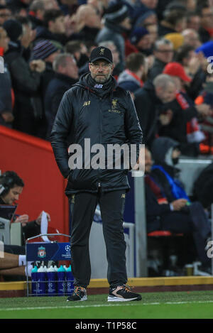 11. Dezember 2018, Liverpool, Liverpool, England, UEFA Champions League, Liverpool v Napoli; Jürgen Klopp Manager von Liverpool wacht über seine Team Credit: Mark Cosgrove/News Bilder Stockfoto