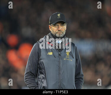 11. Dezember 2018, Liverpool, Liverpool, England, UEFA Champions League, Liverpool v Napoli; Jürgen Klopp Manager von Liverpool Uhren sein Team warm up Credit: Mark Cosgrove/News Bilder Stockfoto