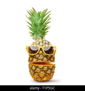 Saftige Ananas in Sonnenbrille, schneiden Sie in Teilen auf einem weißen Hintergrund. Sommer Stimmung. Isoliert. Stockfoto