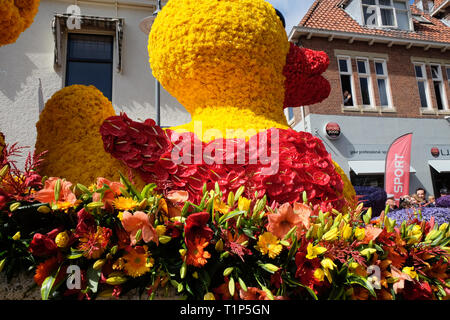 Entlein aus Blüten an flowerparade Bloemencorso Bollenstreek in den Niederlanden, Sassenheim, April 2017 gemacht Stockfoto