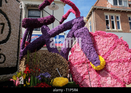 Fahrrad aus Blumen an flowerparade Bloemencorso Bollenstreek in den Niederlanden, Sassenheim, April 2017 Stockfoto