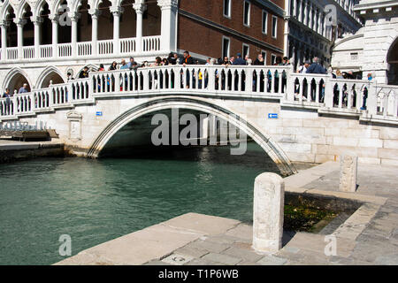 Samstag 23. März 2019. Veniece, Italien. Touristen überqueren Sie die Ponte della Paglia (Brücke der Stroh) Stockfoto