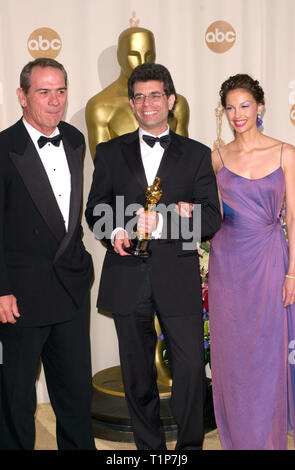 LOS ANGELES, Ca. März 26, 2000: "Die Matrix" Editor Zach Staenberg mit Schauspieler Tommy Lee Jones (links) und Schauspielerin Ashley Judd bei der 72Nd Academy Awards. © Paul Smith/Featureflash Stockfoto