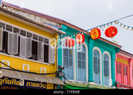 Farbenfrohe Architektur in der Stadt Phuket in Thailand. Stockfoto