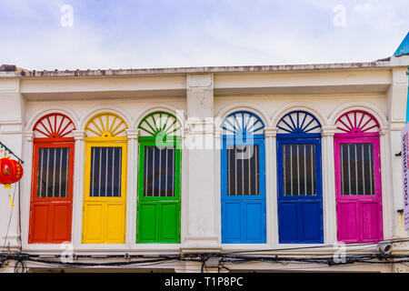 Farbenfrohe Architektur in der Stadt Phuket in Thailand. Stockfoto