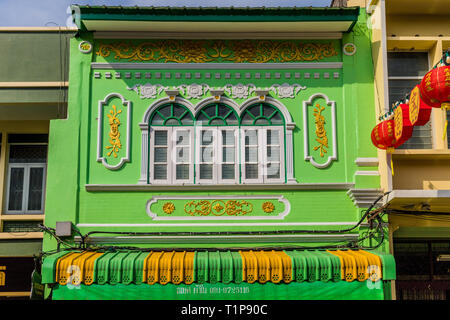 Farbenfrohe Architektur in der Stadt Phuket in Thailand. Stockfoto