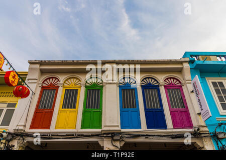 Farbenfrohe Architektur in der Stadt Phuket in Thailand. Stockfoto