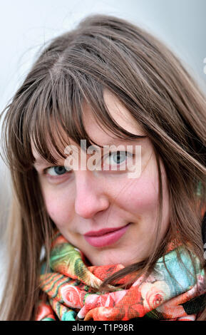 Eine junge Frau mit einem bunten Schal. Stockfoto