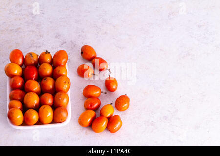 Siriguela Frucht mit weißem Hintergrund Stockfoto