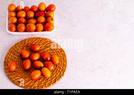 Siriguela Frucht mit weißem Hintergrund Stockfoto