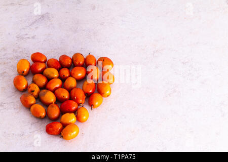 Siriguela Frucht mit weißem Hintergrund Stockfoto