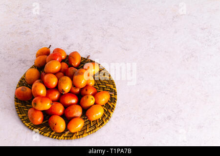 Siriguela Frucht mit weißem Hintergrund Stockfoto